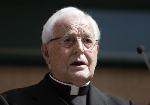 SEVILLA. 23-ABRIL-2021. EL ALCALDE DE SEVILLA , JUAN ESPADAS, EL TENIENTE DE ALCALDE , ANTONIO MUÑOZ Y EL CARDENAL CARLOS AMIGO ASISTEN ACTO DE ROTULACION DE LA CALLE PADRE ISAAC GARCIA. FOTO : RAUL DOBLADO. ARCHSEV